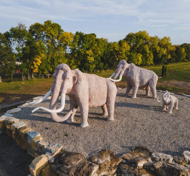 statues-mammoth-park-copy-space